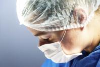 Médicos realizam procedimento cirúrgicos 