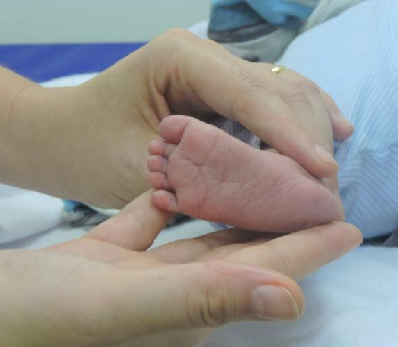 foto de um pé de uma criança recém cascida