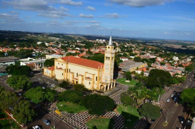 Estudantes da UEL vacinam idosos de Rolândia