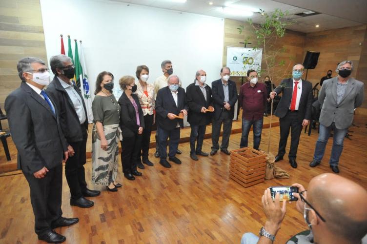 Cerimônia de aniversário reúne ex-reitores para plantio da 50ª árvore símbolo da UEL