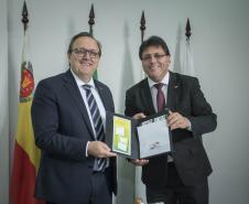 Reitor Julio Damasceno (esq.) com Paulo Santos, superintendente estadual de operações dos Correios