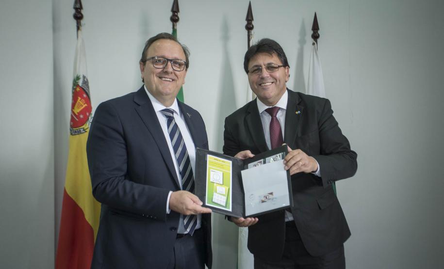 Reitor Julio Damasceno (esq.) com Paulo Santos, superintendente estadual de operações dos Correios