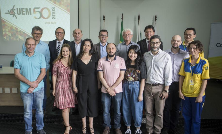 Autoridades municipais, representantes da UEM e dos Correios