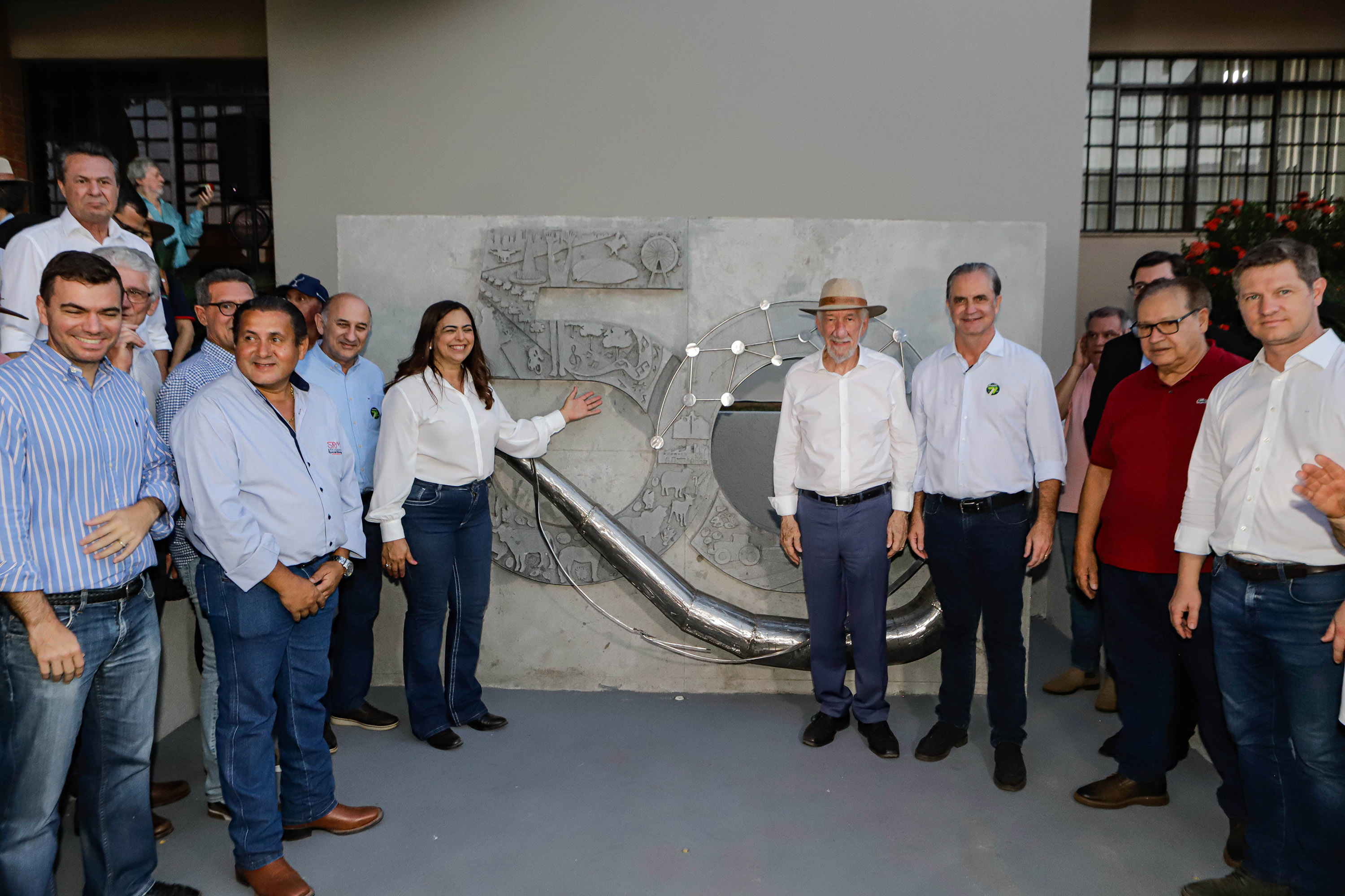 Governador em exercício destaca força do agro paranaense em visita à Expoingá