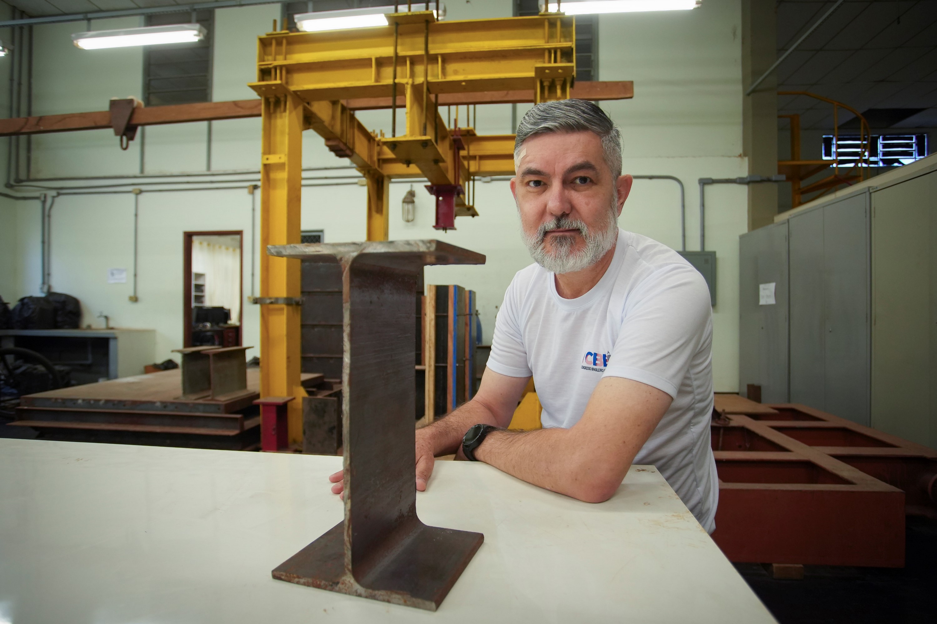 Pesquisa da UEM aponta viabilidade do aço reforçado por nióbio na construção civil