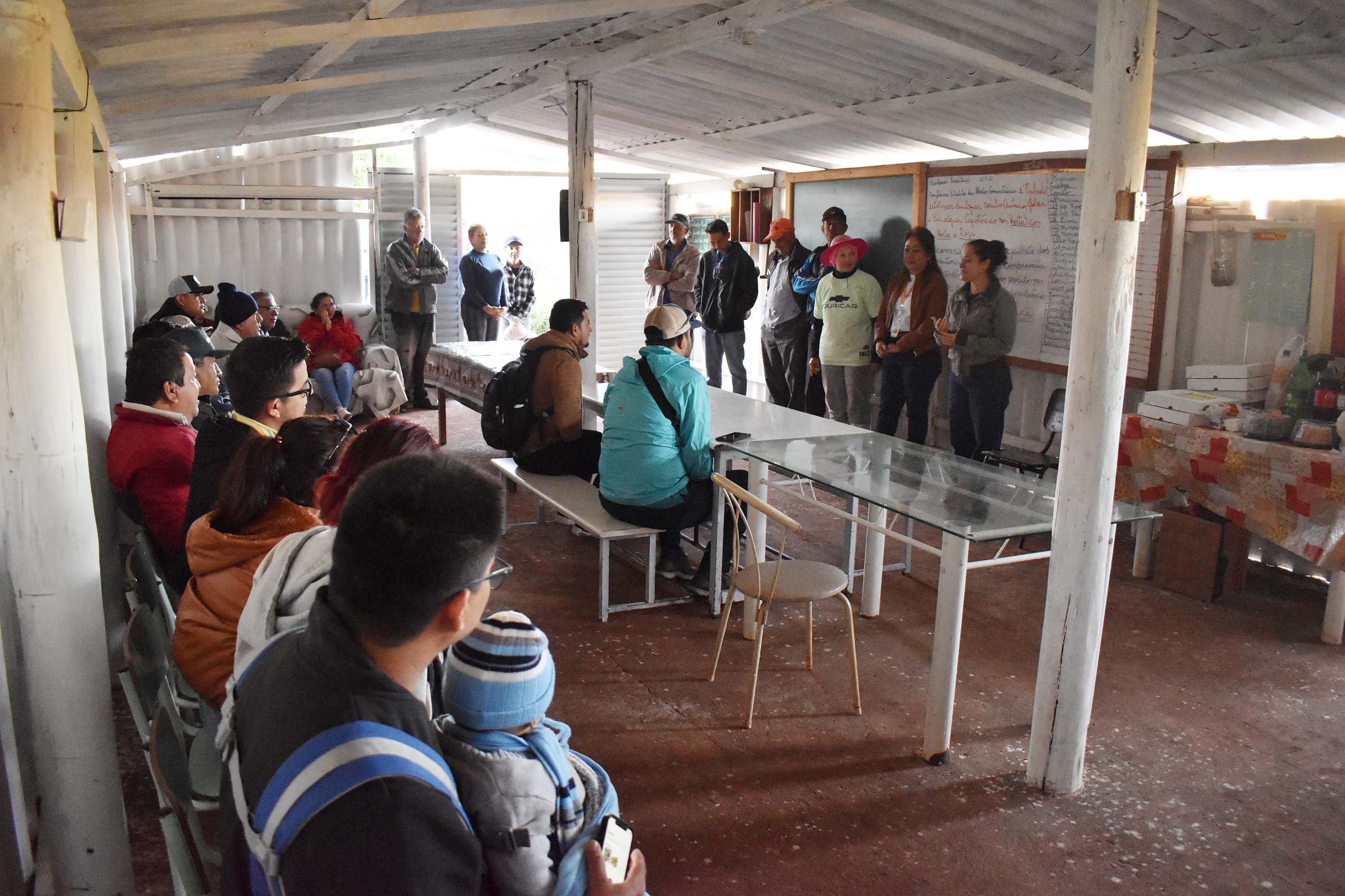 Horta comunitária sob linhas de alta tensão da Copel em Maringá recebe comitiva peruana