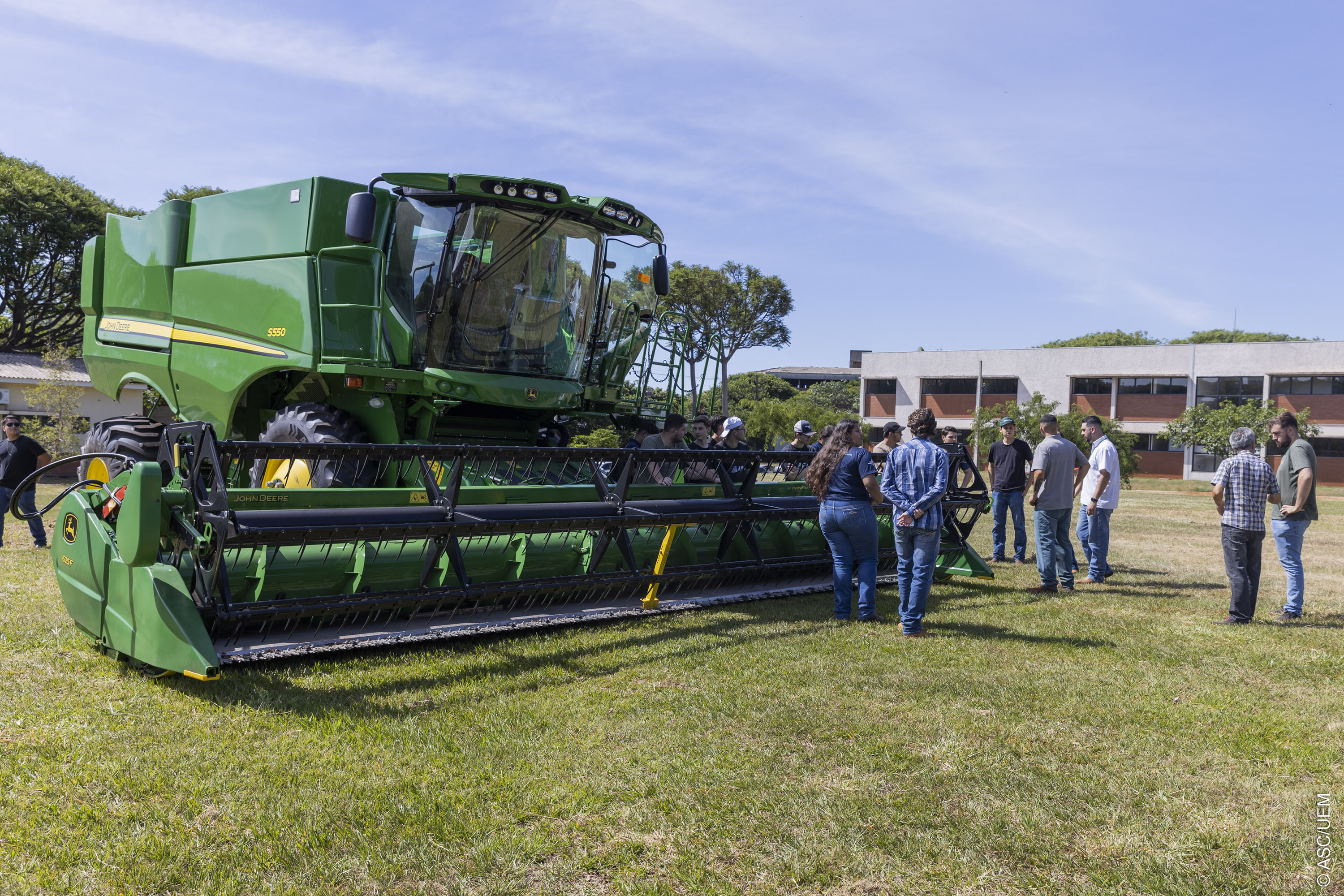 Máquinas agrícolas permitem aos alunos da UEM imersão em inovação tecnológica