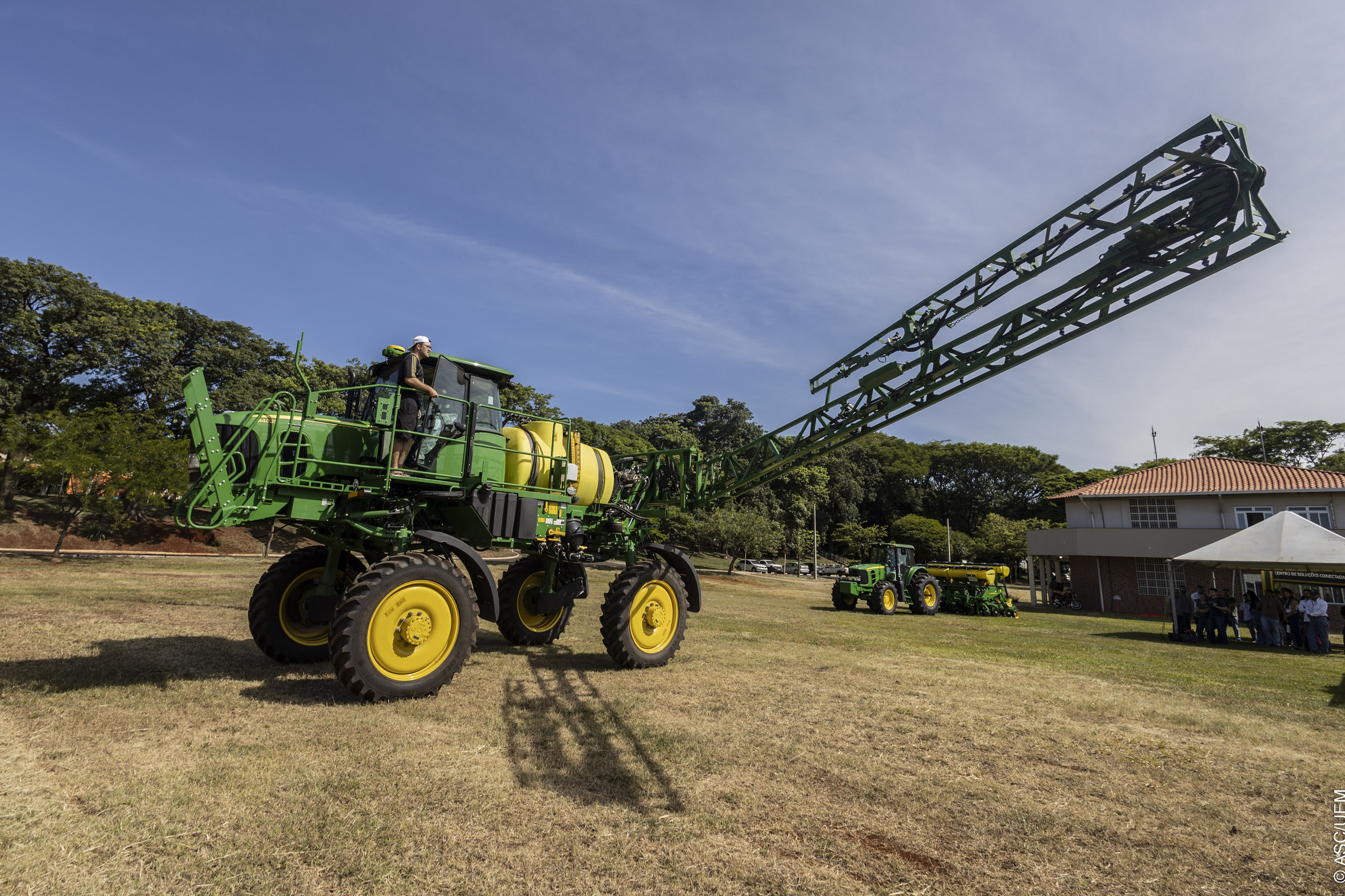 Máquinas agrícolas permitem aos alunos da UEM imersão em inovação tecnológica