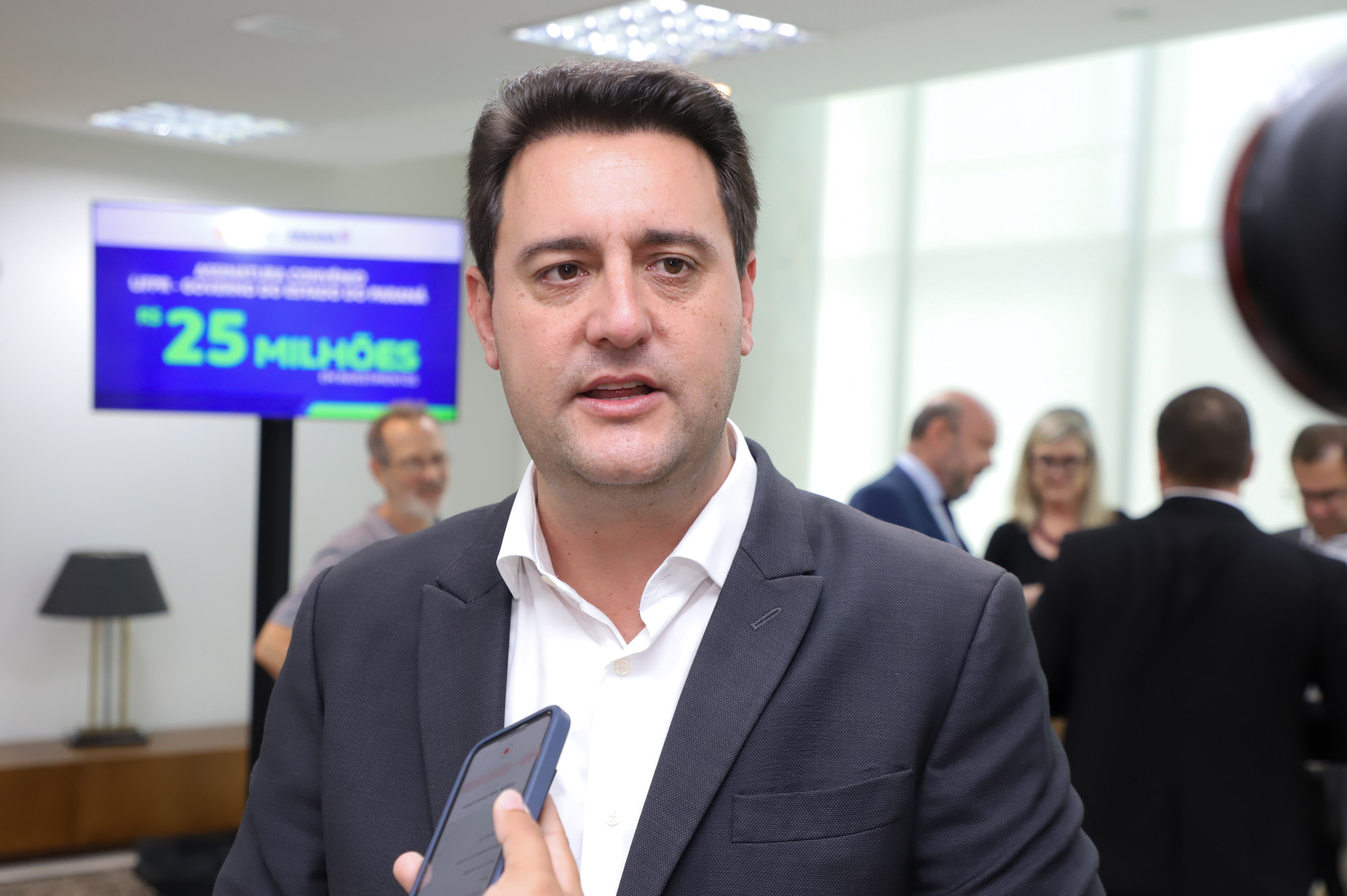 O governador Carlos Massa Ratinho Junior assinou nesta segunda-feira (02) o convênio entre o Governo do Estado e a Universidade Federal do Paraná (UFPR) para construção da sede própria da instituição em Jandaia do Sul, no Vale do Ivaí.