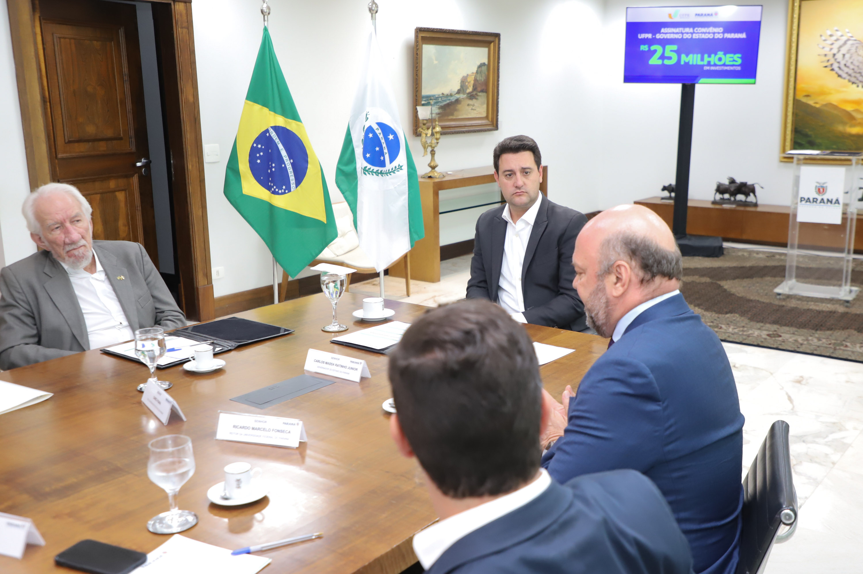 O governador Carlos Massa Ratinho Junior assinou nesta segunda-feira (02) o convênio entre o Governo do Estado e a Universidade Federal do Paraná (UFPR) para construção da sede própria da instituição em Jandaia do Sul, no Vale do Ivaí.