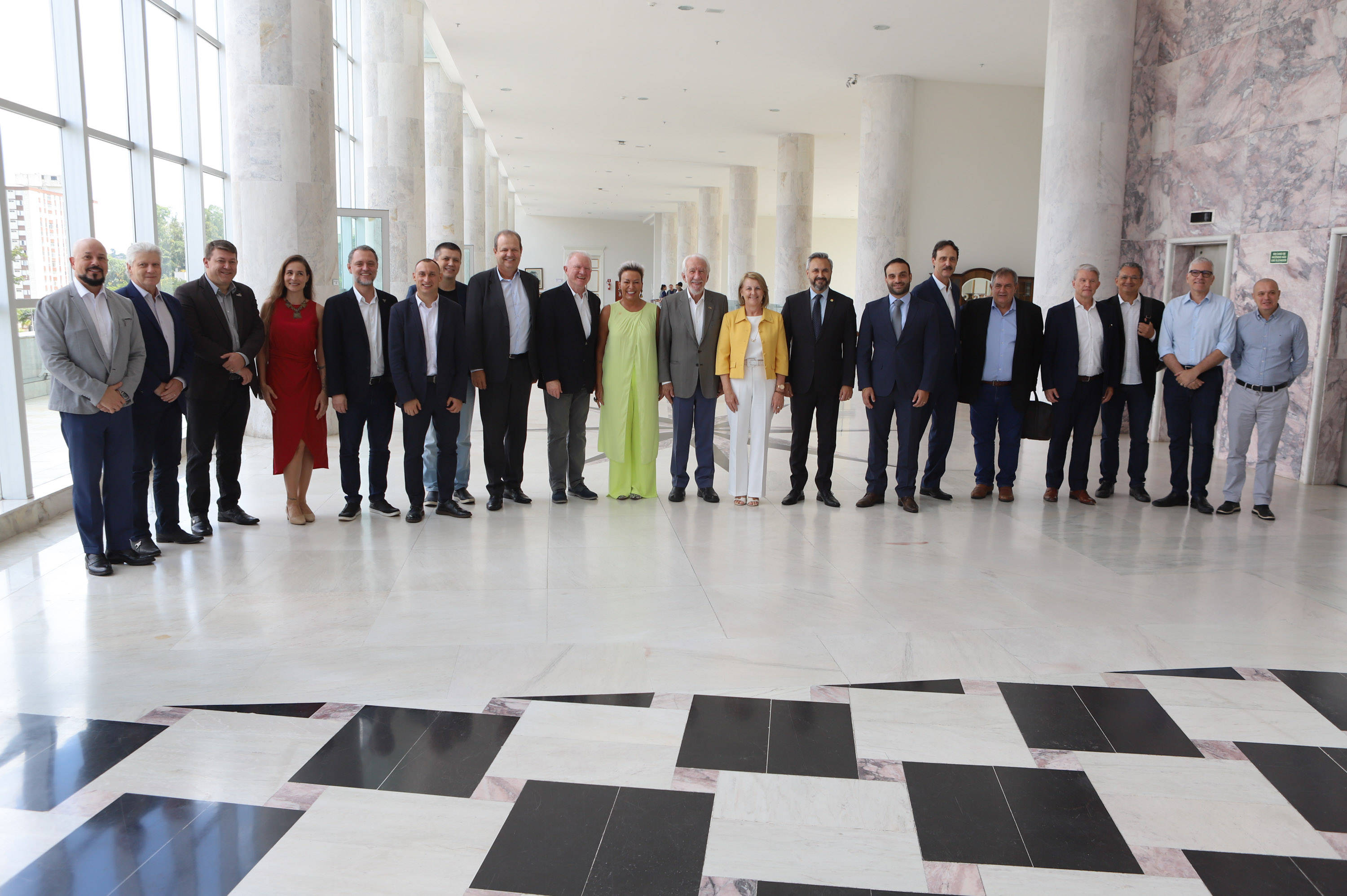 Estado concederá 100 bolsas de R$ 5 mil para doutores inovarem em empresas paranaenses