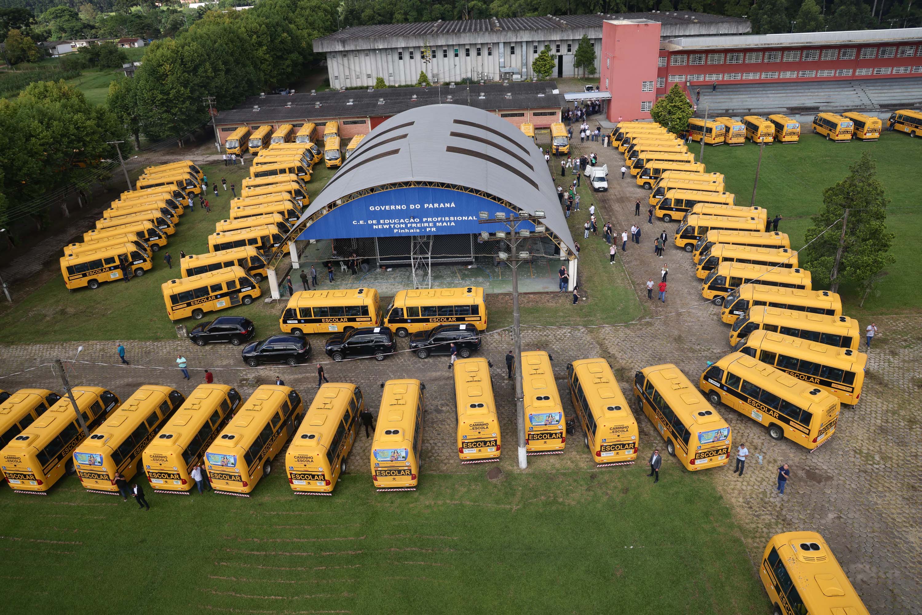 Em parceria com deputados, Governo começa entrega de 209 ônibus para a educação