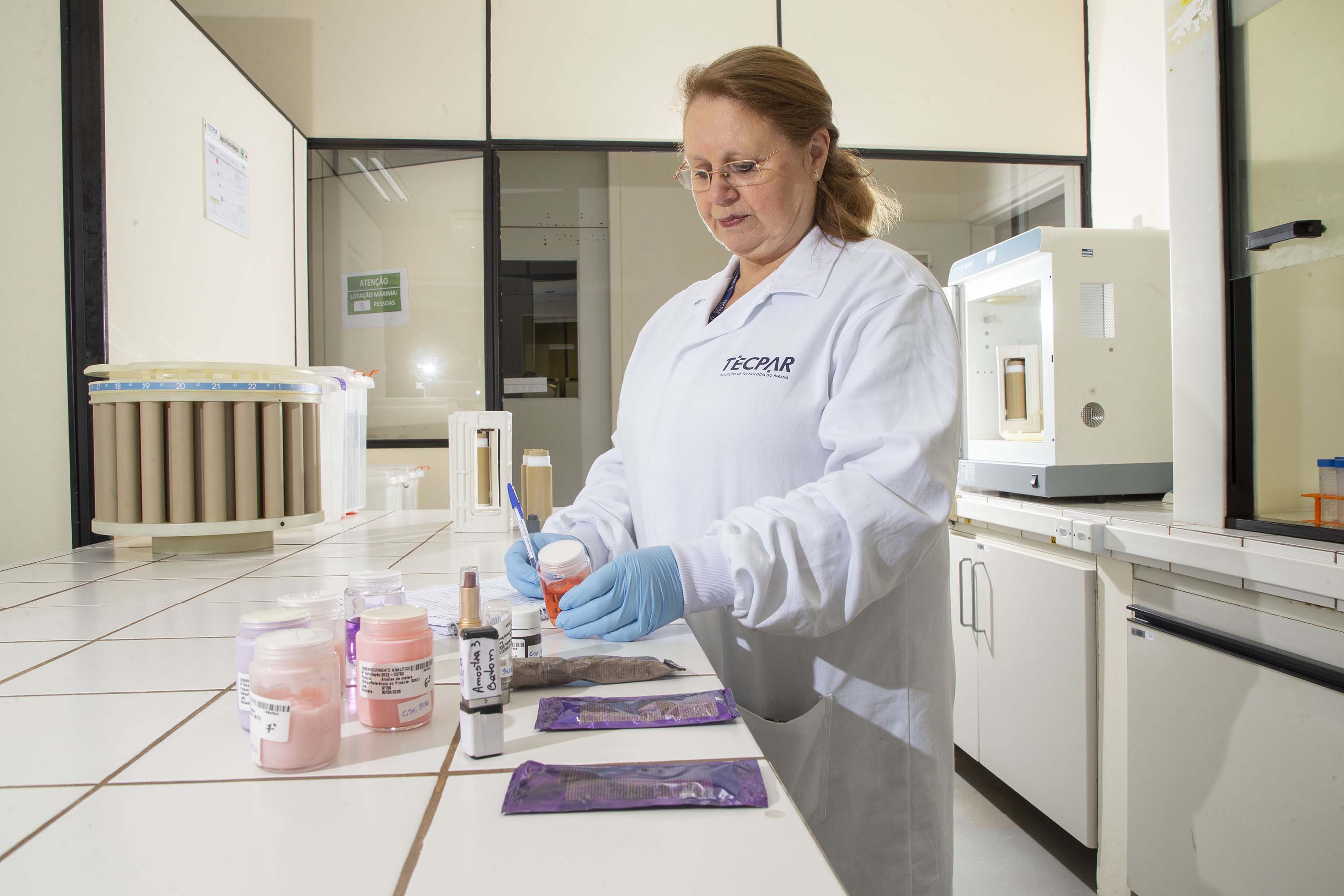 De maquiagem a seringas: 5 serviços que o Tecpar executa e você nem imagina