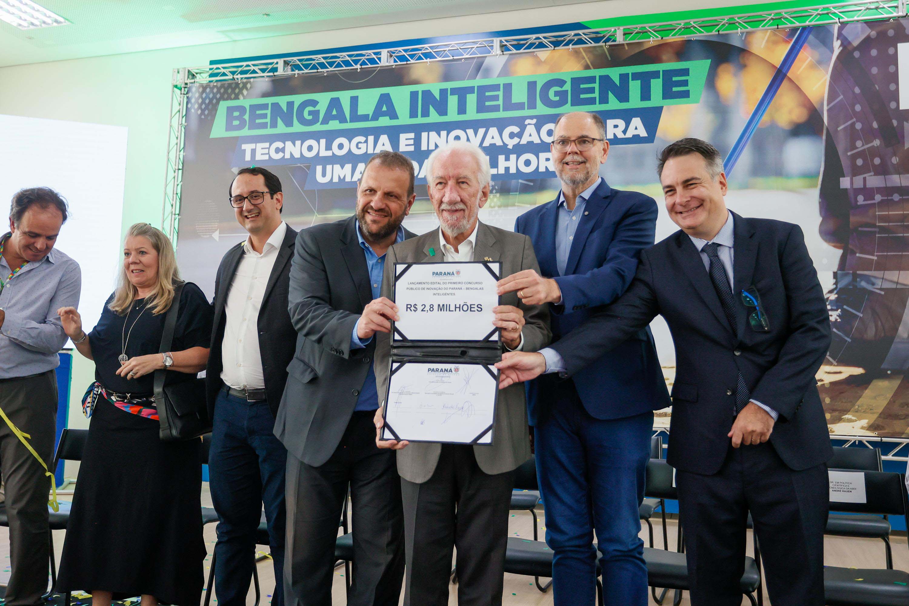 Governo do Paraná lança concurso de inovação para criação de bengalas inteligentes