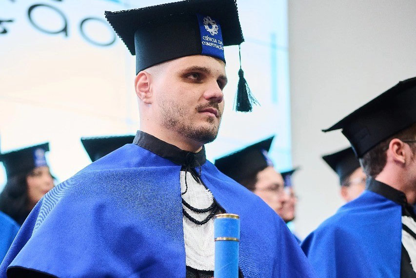 Acadêmico cego conclui graduação em Ciência da Computação na Unioeste