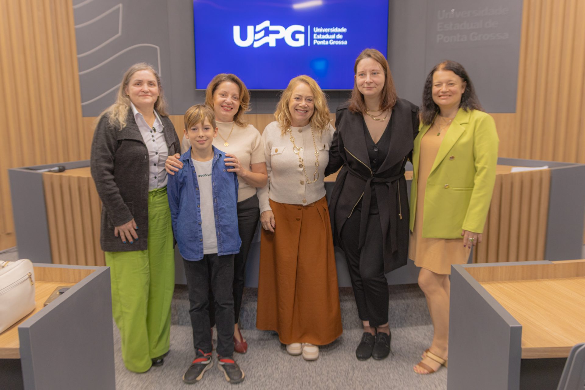 UEPG recebe terceira cientista ucraniana para desenvolvimento de pesquisas na poesia