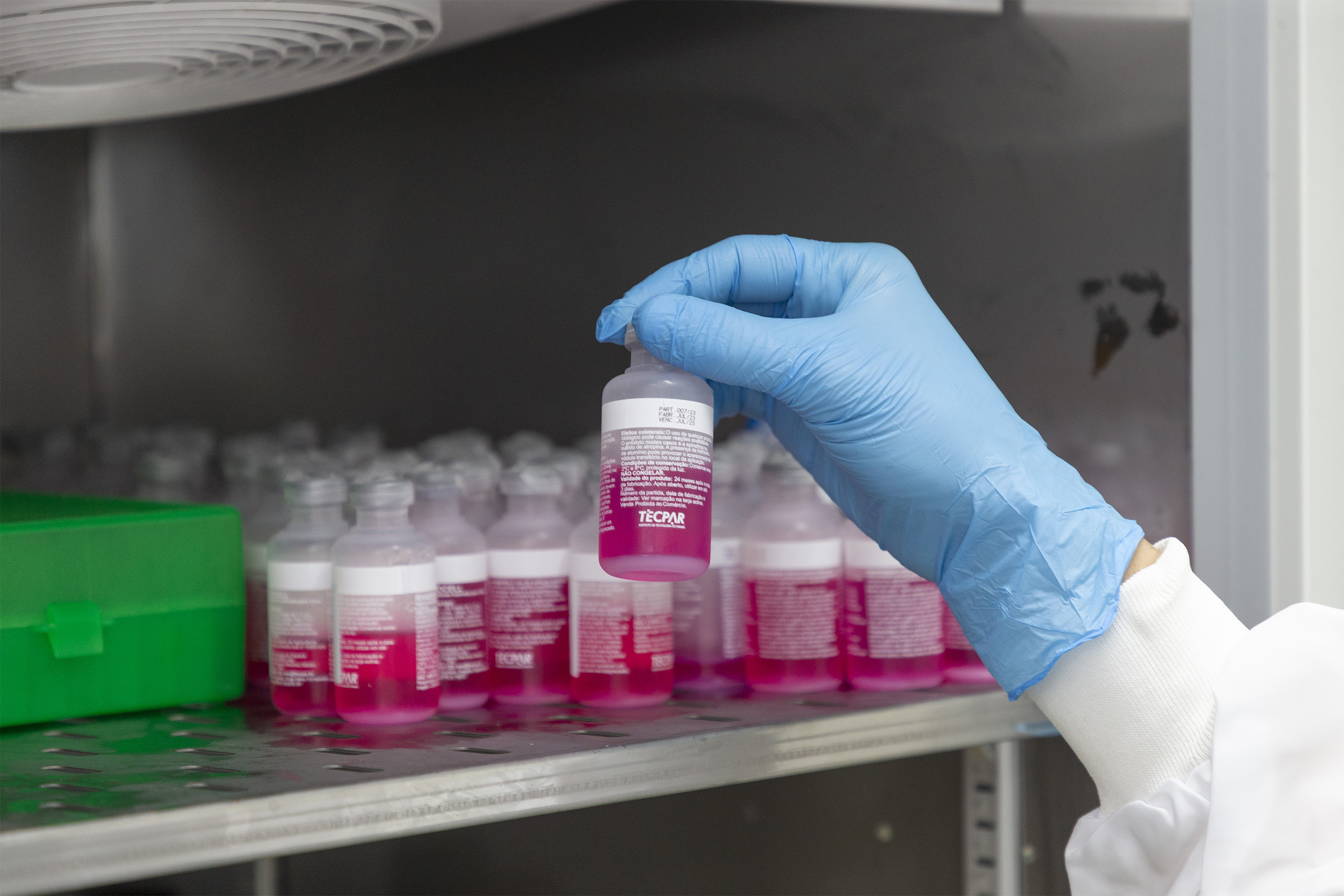 Parceria entre Tecpar e UFPR fortalece processo de produção de vacina antirrábica veterinária