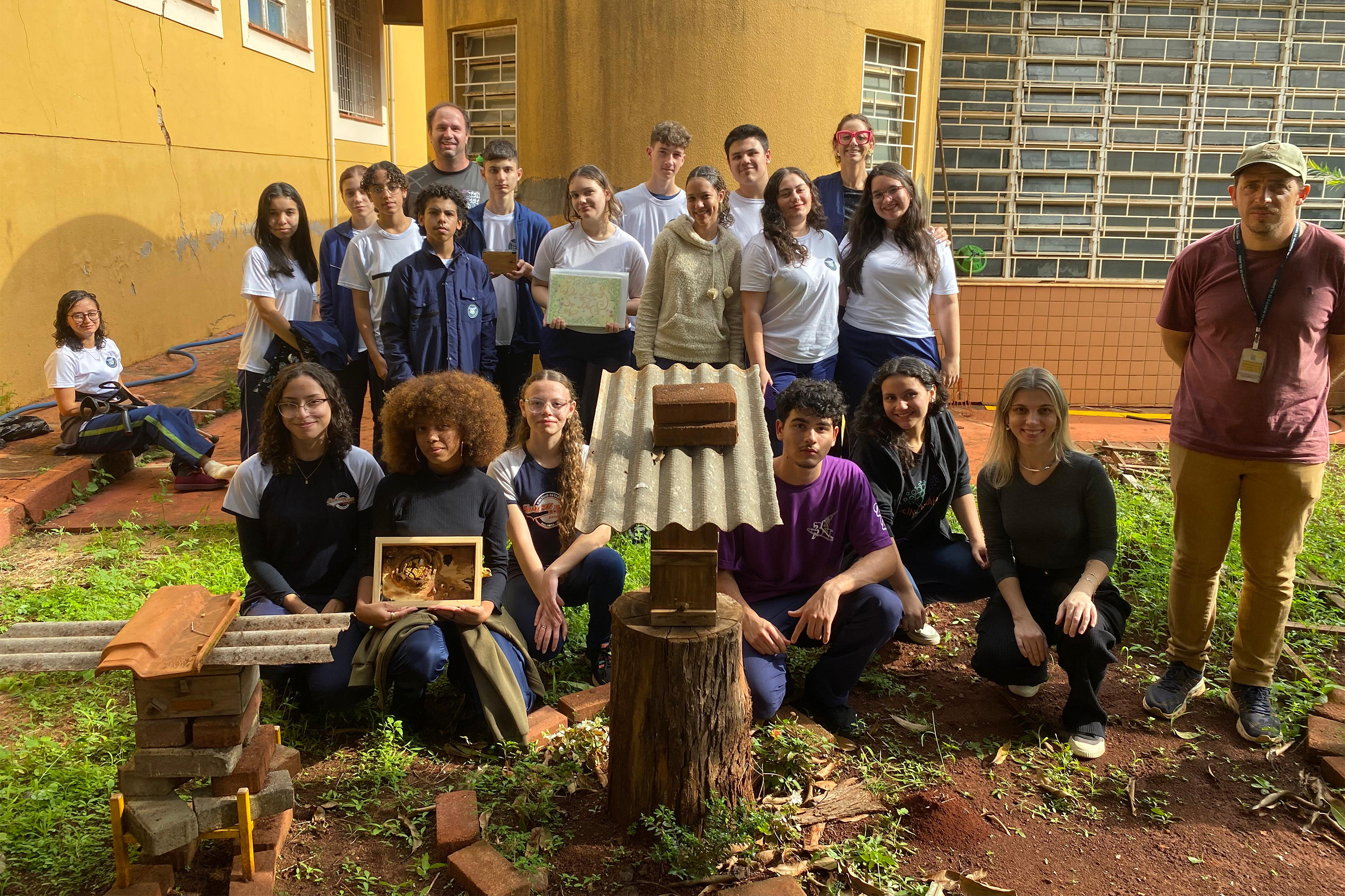 Projeto ambiental de Clube de Ciências de colégio cívico-militar ajuda rearborização de Rolândia