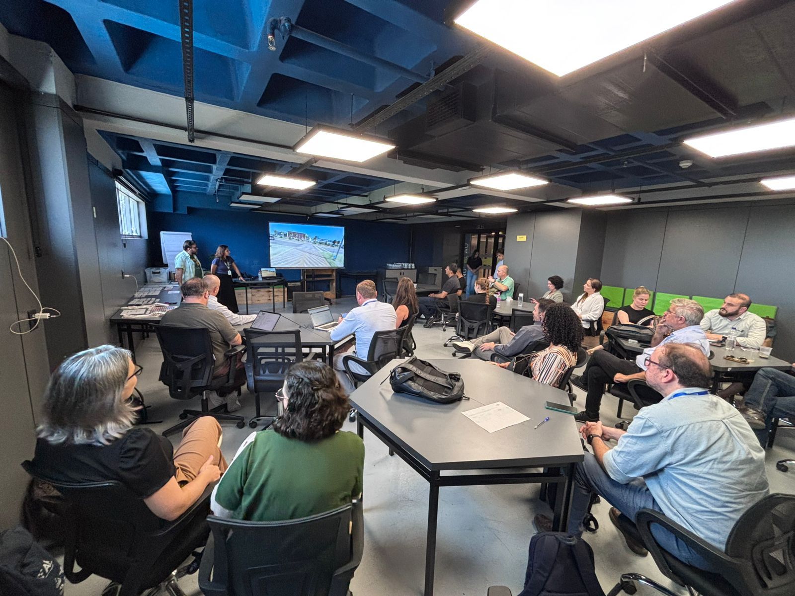 O Vale do Genoma, ecossistema de inovação localizado em Guarapuava, no Centro-Sul do Paraná, reúne nesta quinta-feira (5) representantes de diferentes instituições de ciência, tecnologia e inovação para elaborar o planejamento estratégico para o período de 2026 a 2028. O Governo do Paraná participa dos conselhos e das câmaras temáticas do ecossistema, cuja atuação é focada em pesquisa genômica e inteligência artificial nas áreas da saúde e do agronegócio. A programação do encontro segue até sexta-feira (6).