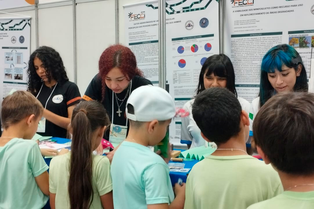 Rede de Clubes de Ciência fortalece protagonismo de meninas na pesquisa escolar
