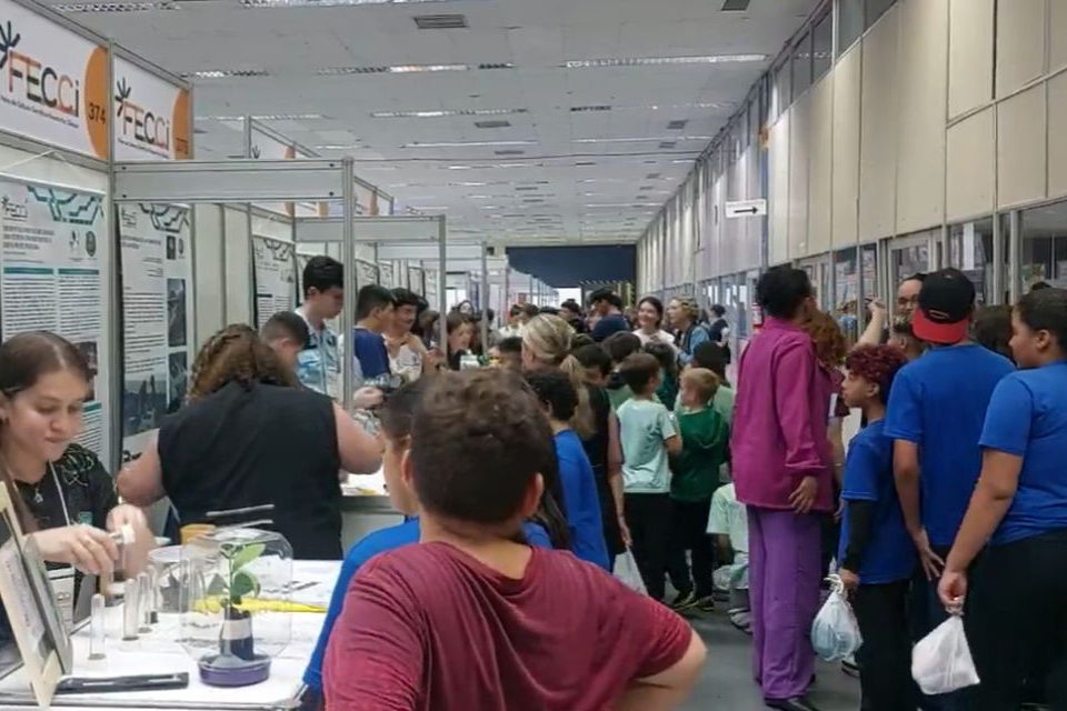 Feira reunirá milhares de estudantes em um grande encontro de ciência em Curitiba