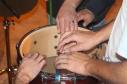 alunos do projeto manejam os instrumentos musicais