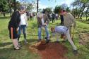 UEL comemora aniversário com plantio da 51ª peroba rosa e homenagem a professor