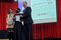 Professora Linnyer Beatrys Ruiz Aylon, da UEM, vencedora da premiação da área Ciências Exatas e da Terra, na categoria Pesquisadora - Extencionista