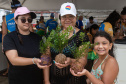 Veranistas aprendem a fazer vaso de plantas com fibra de coco em oficina no Verão Maior