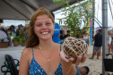 Veranistas aprendem a fazer vaso de plantas com fibra de coco em oficina no Verão Maior