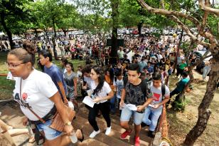 candidatos caminham em direção a prova da UEL