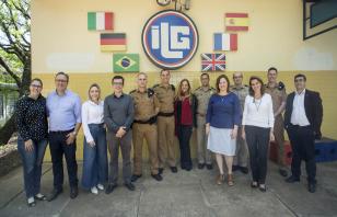 equipe da UEM e militares posando para foto