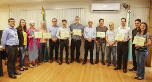 professores seguram certificados
