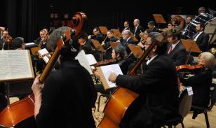 orquestra da uel se apresentando