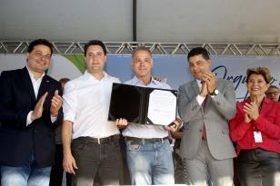 Governador Carlos Massa Ratinho Junior assina protocolos para instalação dos primeiros empreendimentos do Parque Ecotecnológico Professor Sérgio Escorsim, em Ponta Grossa, na região dos Campos Gerais do Paraná.