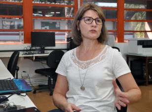 Professora Deise Fabiana Ely, coordenadora do Laboratório de Pesquisas em Climatologia Geográfica (LabClima) da UEL