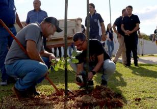 reitor da UEPG miguel sanchez neto planta arvore 