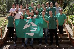 alunos da Empresa Júnior 3E-UEL posam para a foto