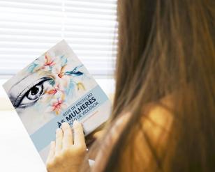 estudante segura o livro em mãos
