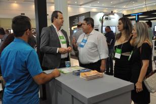 No evento Governo 5.0, gestores municipais recebem informações sobre as atividades desenvolvidas pelas universidades estaduais do Paraná. Programa Universidade Sem Fronteiras (USF) está entre os destaques do estande da Seti.
