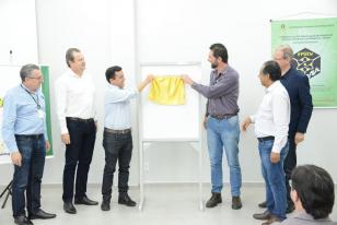 Autoridades participam de descerramento de placa alusiva à inauguração de novas estruturas na Unicentro