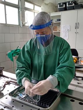 Unicentro entrega segundo lote de face shields ao Instituto Médico Legal do Paraná