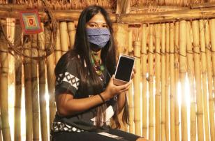 Moça mostrando celular 