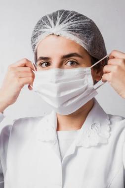 Egressa e aluna do curso de Design de Moda atuam na fabricação de máscaras