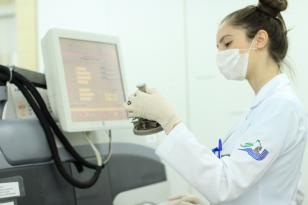 Farmacêutico durante trabalho 