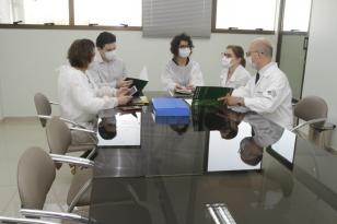 Equipe fazendo reunião. 