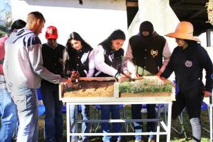 Alunos em colégio agrícola 
