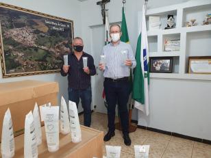 Reitor da Unicentro com álcool em gel 