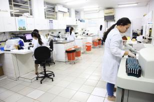 Alunos em laboratório 