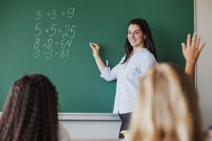 Professora em sala de aula 